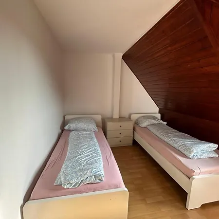 Bjm Monteur House - Fuer 15 Personen, Oberursel-bommersheim بيت للعطل